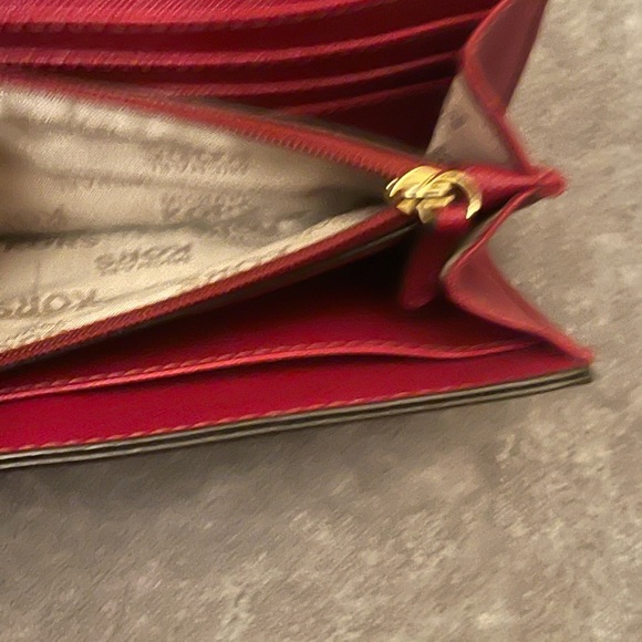 🚫SOLD🚫 MICHAEL KORS LONG RED TRIFOLD WALLET / APPEARS UNUSED - Picture 5 of 8